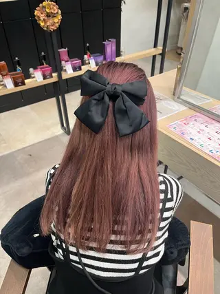 ロング カラー ヘアアレンジ 𝑴𝑰𝑨🎀赤髪 /ピンク/髪質改善のヘアスタイル