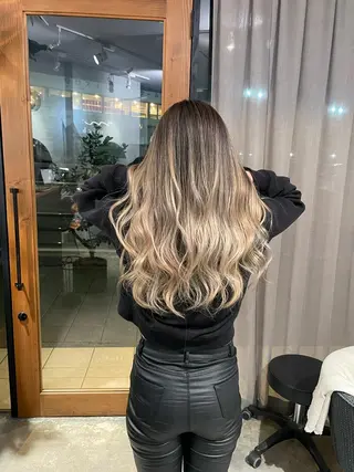 ロング 岸川 恭子のヘアスタイル