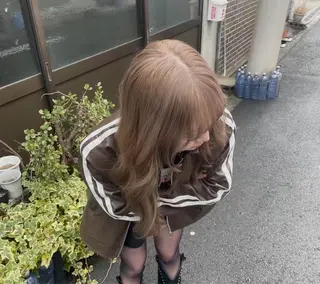 カラー ベージュ／ブラウン/ ナチュラルレイヤーのヘアスタイル