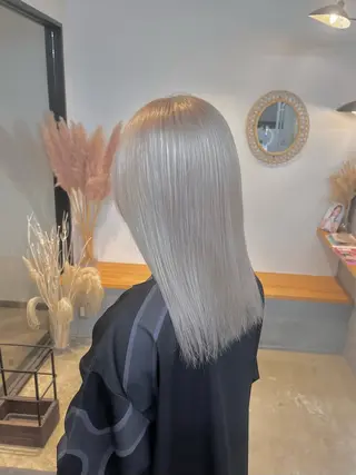 セミロング カラー ハイトーンカラ ー/小川のヘアスタイル