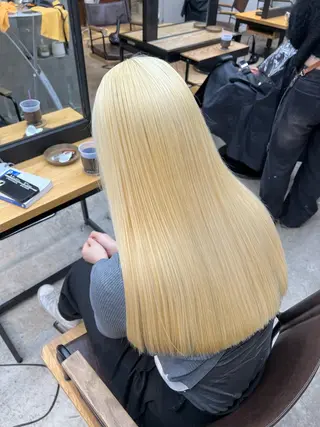 ロング ミルクティーベージュ outaのヘアスタイル