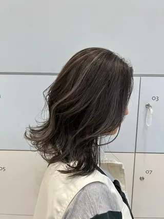 ミディアム カラー 西澤 咲輝のヘアスタイル