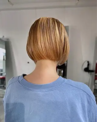 ショート カラー 束所属・毛流れセンターパート Sakiのヘアスタイル