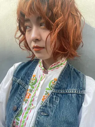 セミロング カラー tomo🍒パーマ ハイトーン似合わせのヘアスタイル