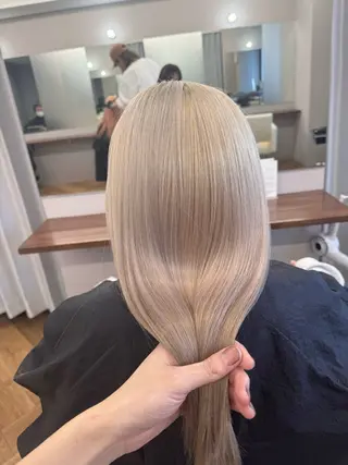 セミロング 髪質改善＆ハイトーンカラー Cica神戸三宮元町店所属・福田 美波のヘアスタイル