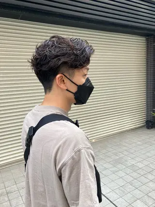 ショート パーマ メンズ 松岡 俊輔のヘアスタイル