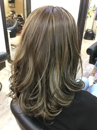 セミロング カラー 鶴見 和美のヘアスタイル