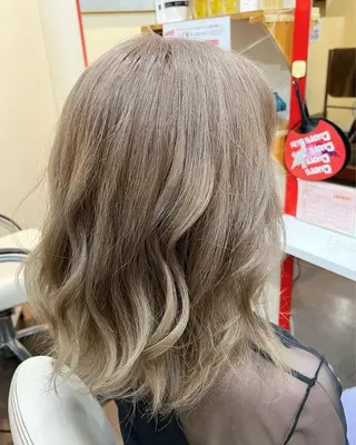 ミディアム カラー まさき✂︎ブリーチ／ デザインカラーのヘアスタイル
