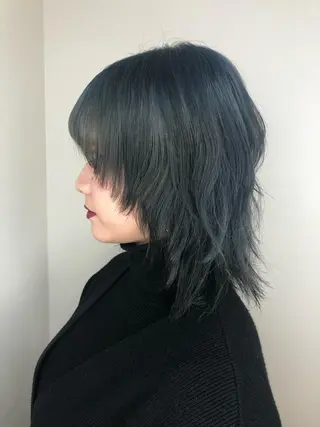 ミディアム カラー ウルフカット／吉村 桃子のヘアスタイル