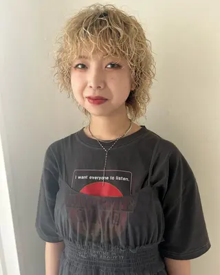 ミディアム パーマ Loom.所属・村上雅人 ナチュラルモードのヘアスタイル