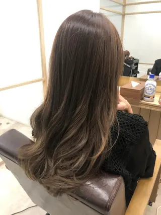 セミロング 艶カラー🩵💛 NANAのヘアスタイル
