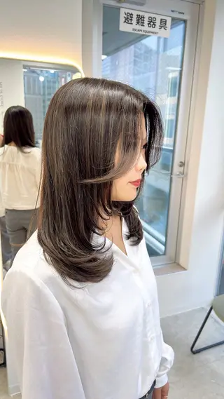 セミロング maya レイヤーカットのヘアスタイル