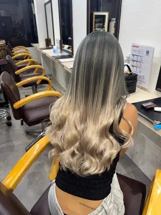 ロング apollo 横浜所属・横浜🦋ハイトーン 🫐耳つぼジュエリーのヘアスタイル