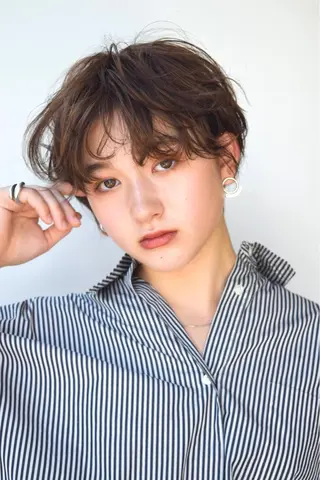 ショート カラー Loom.所属・村上雅人 ナチュラルモードのヘアスタイル