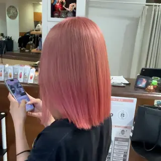 ミディアム CONAN｜レイヤー ボブ／ハイトーンのヘアスタイル