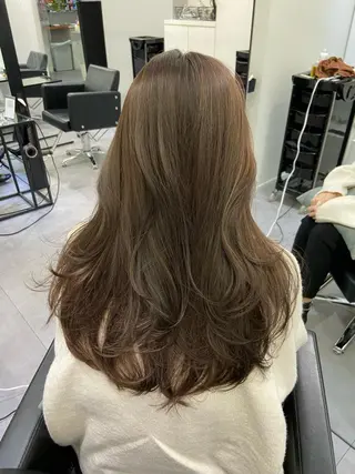 ロング AHNKISM所属・トレンドレイヤー/ 透明感カラーのヘアスタイル