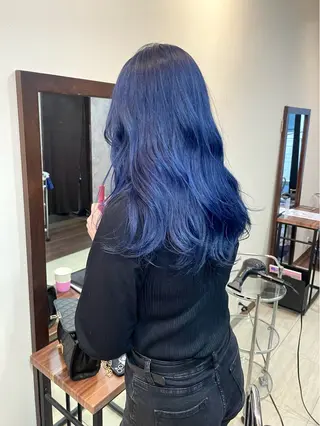 セミロング カラー ヘアアレンジ 青髪特化🩵ブリーチ ハッシュカットのヘアスタイル