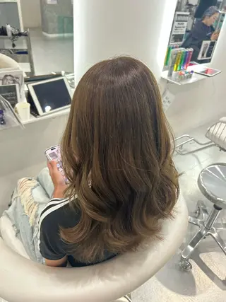 セミロング あやめ🪽 オリーブ/ハイトーンのヘアスタイル