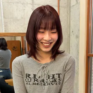 ミディアム カリン/ カット・ブリーチのヘアスタイル