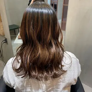 セミロング Colore（コローレ）所属・顔タイプ/ダブルカラ ー/りりかのヘアスタイル