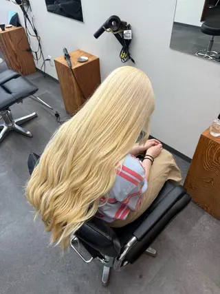 ロング カラー enn.bleach by t.a.g所属・碇山 楓己のヘアスタイル