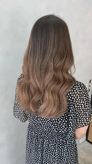 ロング ブリーチ/ハイトーン /大人バレイヤージュのヘアスタイル