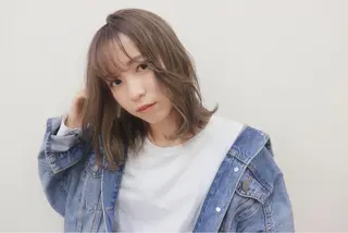 ミディアム カラー Natural KeEのヘアスタイル