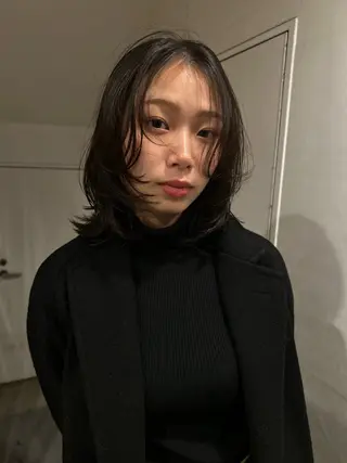 ミディアム hen所属・心斎橋/レイヤー/ ブリーチ/モエのヘアスタイル