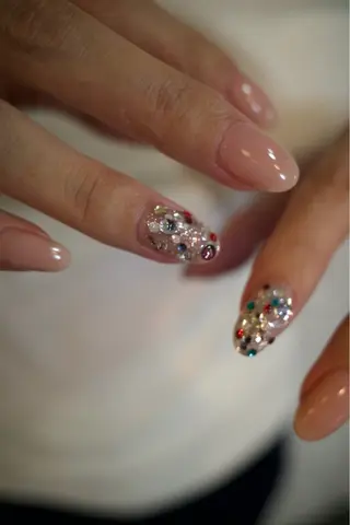 ネイル anyora nail salon所属・大人ワンホン キラキラ／Ayanoのネイルデザイン