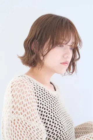 ミディアム カラー カジュアルを女っぽく 𝗮𝘆𝗮𝗰𝗼のヘアスタイル