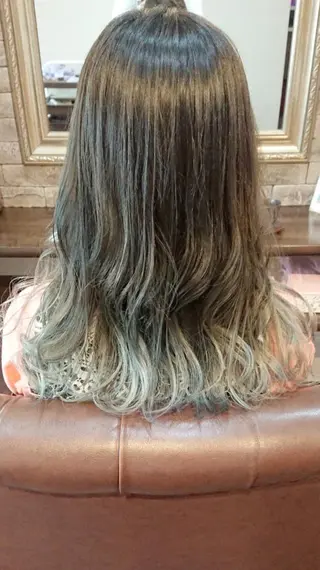 セミロング カラー 美髪 カラーリストのヘアスタイル