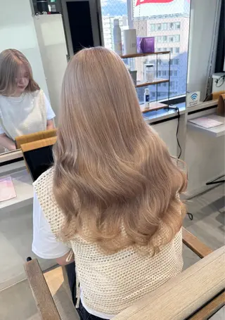 ロング カラー fuka/梅田/ ミルクティーベージュのヘアスタイル