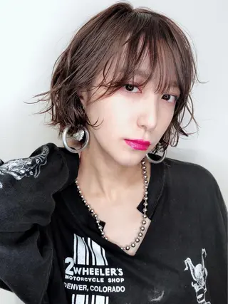 ミディアム カラー ウルフカット／吉村 桃子のヘアスタイル