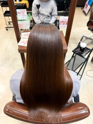 ロング 岸田 奈々／ 艶髪／トレンドカラーのヘアスタイル