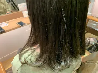 セミロング カラー ツキダテ ユイのヘアスタイル