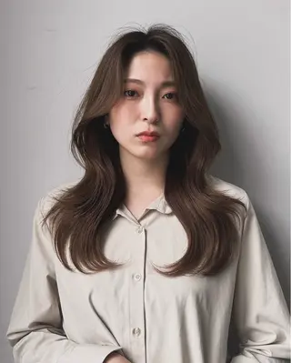 セミロング レイヤー/顔周り カット/松岡 祥利のヘアスタイル