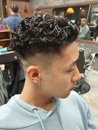 ショート パーマ メンズ FourCornersCutShop3/cent栄フェード刈り上げメンズ専門所属・フェード/パーマ☀ 安部佑希のヘアスタイル