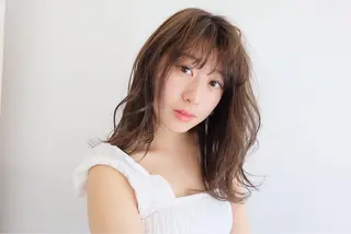 ミディアム パーマ ヘアアレンジ マツエク・マツパ レイヤー/ラベンダー オージュア/枝元唯のヘアスタイル