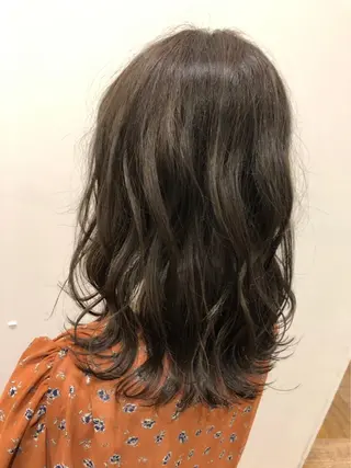 ミディアム 石田 優菜のヘアスタイル