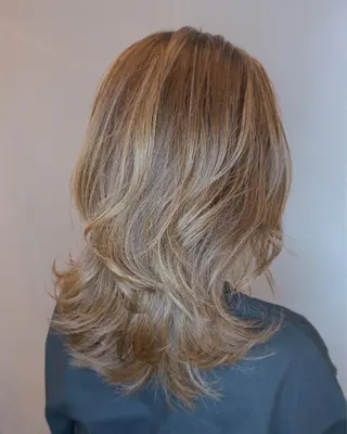 ミディアム SHINKA所属・小倉 愛のヘアスタイル