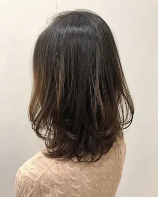 ミディアム 石田 優菜のヘアスタイル