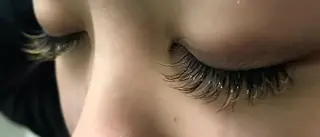 マツエク・マツパ 保子 祐里香のヘアスタイル