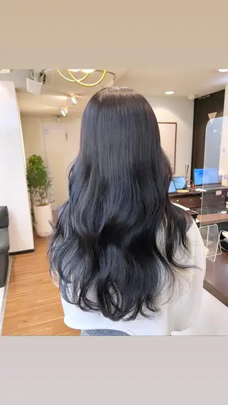 ロング ANKH CROSS 新宿店所属・色ムラ修正の神様 新宿ハイトーンかすみのヘアスタイル