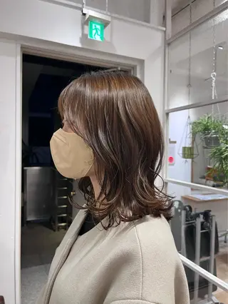 ミディアム ミルクティー× グレージュMOMOのヘアスタイル