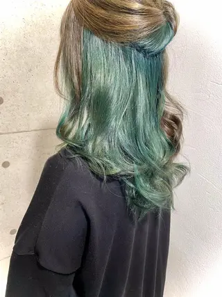 セミロング 韓国風/小顔レイヤー /艶カラーのヘアスタイル