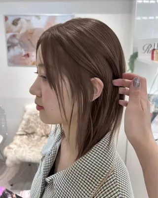 ミディアム ハイトーン ハイライ ト バレイヤージュのヘアスタイル