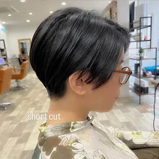 ショート ヘアデザインデコ所属・岩坂 美苗のヘアスタイル