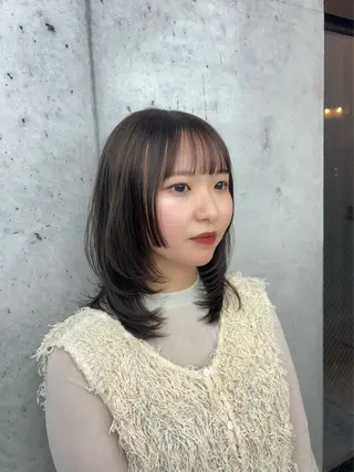 ミディアム i.+OMOTESANDO所属・mei / 艶カラー ミディアム レイヤーのヘアスタイル