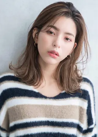 ミディアム カラー 佐藤 杏奈のヘアスタイル