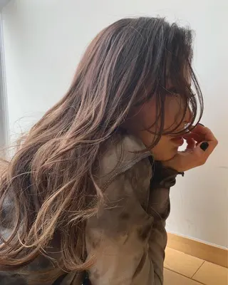 セミロング Aya/四条烏丸/ インナーカラーのヘアスタイル